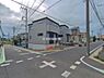 外観：前面道路を含めた現地写真です。