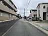 外観：前面道路を含めた現地写真です。