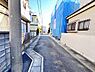 外観：前面道路を含めた現地写真です。