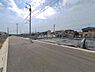 外観：前面道路を含めた現地写真です。