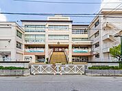 越谷市立鷺後小学校まで約450m（徒歩6分）