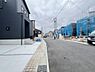 外観：前面道路を含めた現地写真です。