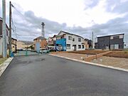 前面道路を含めた現地写真です。