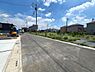 外観：前面道路を含めた現地写真です。