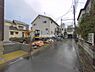 外観：前面道路を含めた現地写真です。