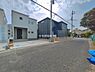 外観：前面道路を含めた現地写真です。