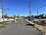外観：前面道路です。住宅地につき落ち着いた新生活を始められそうです。