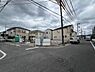 外観：前面道路を含めた現地写真です。ぜひ周辺環境も併せてご覧ください。