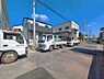 外観：前面道路を含めた現地写真です。