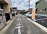 外観：前面道路を含めた現地写真です。住宅地につき落ち着いた新生活を始められそうです。