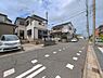 外観：前面道路を含めた現地写真です。