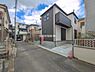 外観：前面道路を含めた現地写真です。