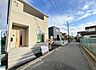 外観：前面道路を含めた現地写真です。。住宅地につき落ち着いた新生活を始められそうです。