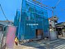 外観：前面道路を含めた現地写真です。