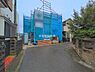 外観：前面道路を含めた現地写真です。