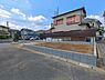 外観：前面道路を含めた現地写真です。