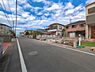 外観：前面道路を含めた現地写真です。