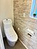 トイレ：ほっと安らげるトイレ空間です。シャワー洗浄機能付のトイレは、清潔感が印象的な空間ですね。