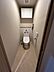 トイレ：ほっと安らげるトイレ空間です。シャワー洗浄機能付のトイレは、清潔感が印象的な空間ですね。