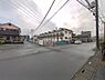 外観：前面道路を含めた現地写真です。