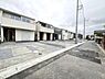 外観：前面道路を含めた現地写真です。