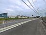 外観：前面道路を含めた現地写真です。