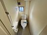 トイレ：シャワー洗浄機能付のトイレは、清潔感が印象的な空間ですね。