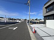 前面道路を含めた現地写真です。