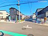 外観：前面道路を含めた現地写真です。