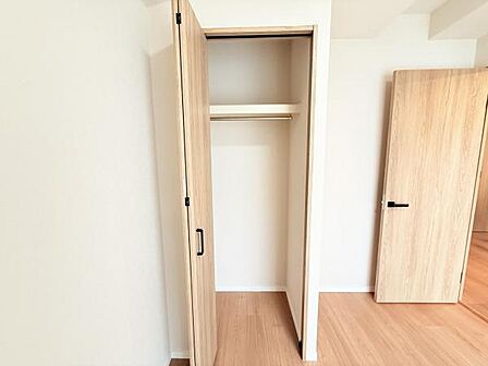いつでもお部屋をスッキリお使い頂ける収納スペースを設置。