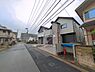 外観：前面道路を含めた現地写真です。