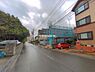 外観：前面道路を含めた現地写真です。