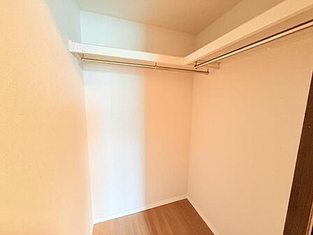 ウォークインクローゼットがあり収納スペースも豊富。季節物もスッキリ片付きそうです。