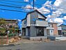 外観：前面道路を含めた現地写真です。