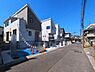 外観：前面道路を含めた現地写真です。