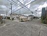 外観：前面道路を含めた現地写真です。