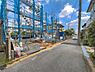 外観：前面道路を含めた現地写真です。