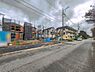 外観：前面道路を含めた現地写真です。