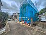 外観：前面道路を含めた現地写真です。