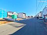 外観：前面道路を含めた現地写真です。