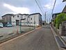 外観：前面道路を含めた現地写真です。