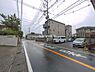 外観：前面道路を含めた現地写真です。