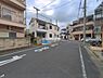 外観：前面道路を含めた現地写真です。