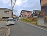 外観：前面道路を含めた現地写真です。