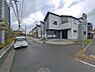 外観：前面道路を含めた現地写真です。
