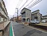 外観：前面道路を含めた現地写真です。
