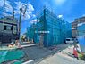 外観：前面道路を含めた現地写真です。