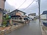 外観：前面道路を含めた現地写真です。
