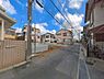 外観：前面道路を含めた現地写真です。
