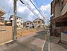 外観：前面道路を含めた現地写真です。